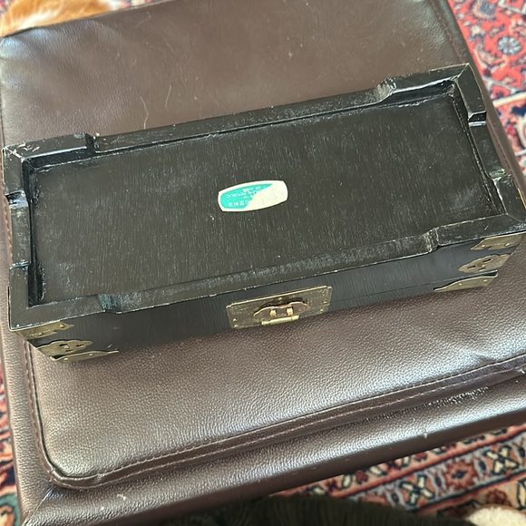 Vintage black wood and brass jewelry box - Picture 7 of 13